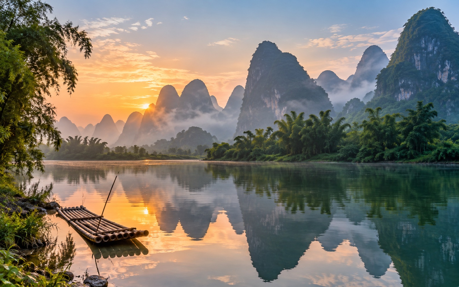 桂林山水的清晨薄雾